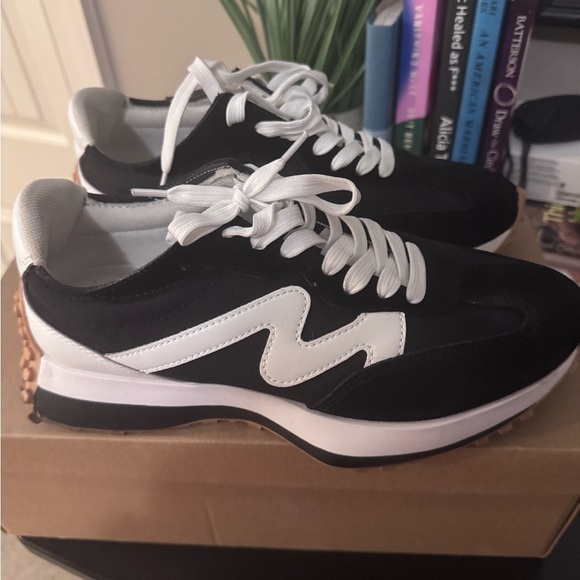 Steve Madden Women’s Campo Blk/Wht Lace-up Sneakers- Gently Used- Size 9.5M - Picture 14 of 15